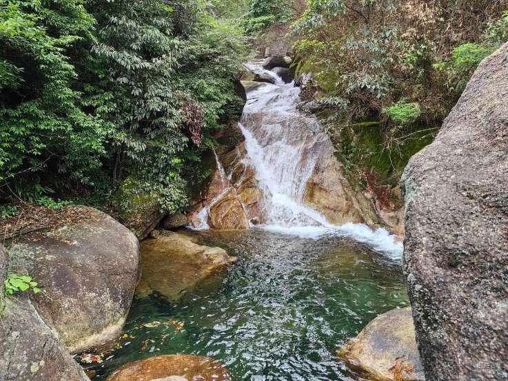 泪目！云南镇雄山体崩塌。消防员废墟中找到六旬夫妻，手紧紧拉住始终没有放开